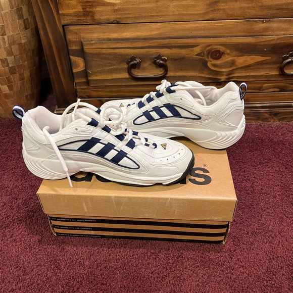 Adidas size 9 women’s tennis shoe. Vintage with tags ! - Picture 2 of 4